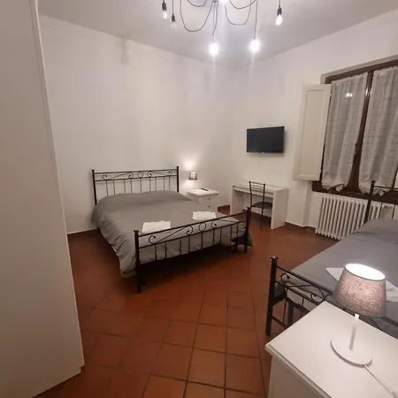 Charming Home With Exclusive Courtyard In Center Of Florenz Zimmer foto