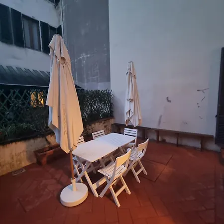 Charming Home With Exclusive Courtyard In Center Of Florenz Zimmer foto