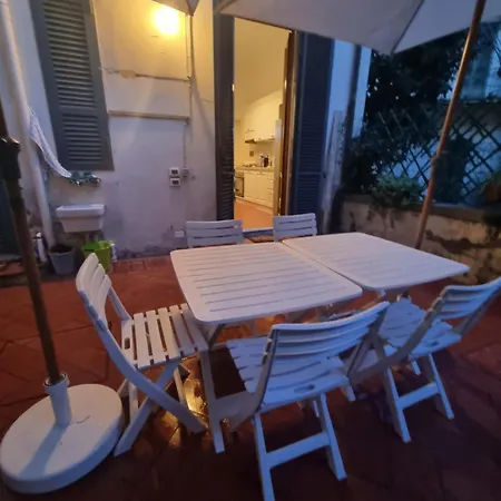 Charming Home With Exclusive Courtyard In Center Of Florenz Zimmer foto